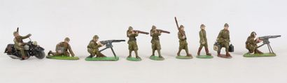null QUIRALU. 

Réunion de dix-huit soldats , en aluminium peint, de l'armée française...