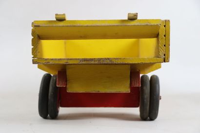 null Camion à trainer en bois peint rouge à benne basculante jaune. 

H_16 cm L_50...