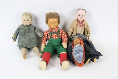 null Réunion de trois poupées et un poupon comprenant :

- poupard en bois peint...