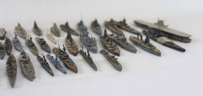 null CBG.

Réunion de soixante bateaux militaires en plomb, la majorité peint. 

Marqués...