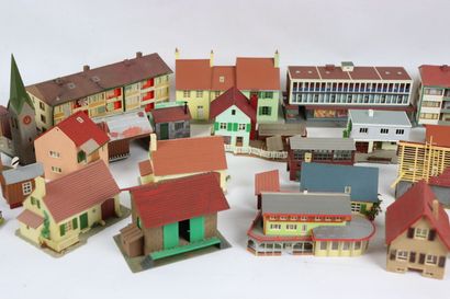 null Réunion de maquettes montées pour train HO, comprenant :

- trois immeubles...