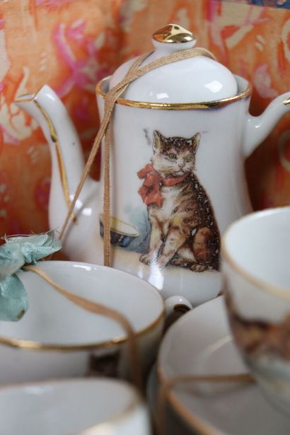 null Service à thé de dinette en porcelaine à décor polychrome de chiens et de chats,...