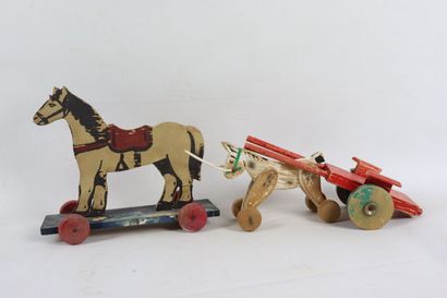 null Réunion de six jouets à tirer en bois peint comprenant :

- un coq, usures,

-...