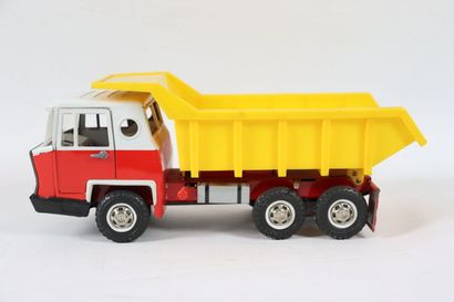 null JOUSTRA. 

Camion en tôle peinte avec benne basculante en plastique jaune. 

H_13...