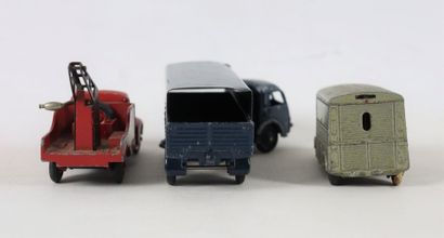 null DINKY TOYS.

Réunion de cinq véhicules miniatures au 1/43e, comprenant :

-...