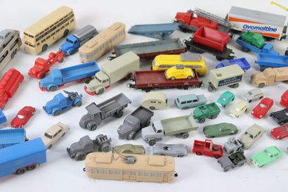 null Réunion de véhicules miniatures pour maquettes de train dont neuf personnages,...