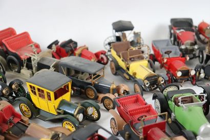 null Réunion de maquettes de voitures en plastique reprenant des modèles des années...