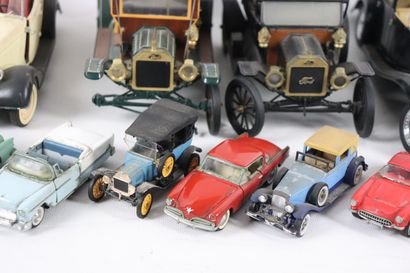 null Réunion de voitures miniatures, comprenant :

- BURAGO, deux voitures au 1/18ème,...