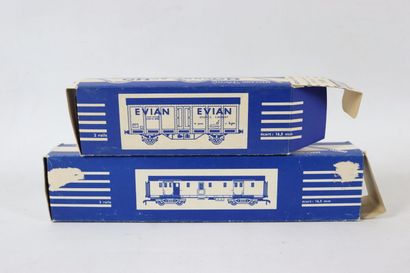 null HORNBY - acHO.

Réunion de wagons, comprenant :

- wagon couvert "Evian", référence...