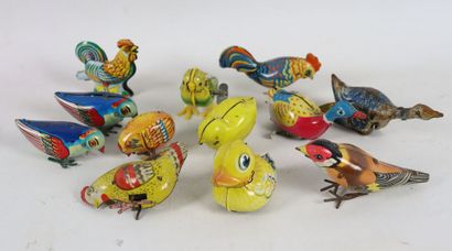 null Réunion de douze jouets mécaniques figurant des oiseaux comprenant :

- quatre...