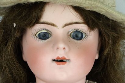 null BRU. 

Poupée à tête en porcelaine, les yeux bleus basculants, la bouche ouverte...