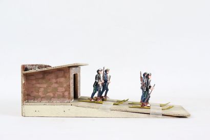 null Maquette figurant quatre chasseurs alpins en aluminium peint sortant d'un cabanon...