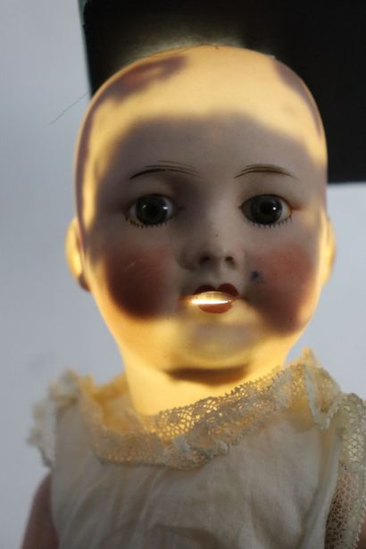 null UNIS, France. 

Réunion de deux poupées comprenant :

- poupée tête en porcelaine,...