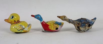 null Réunion de douze jouets mécaniques figurant des oiseaux comprenant :

- quatre...