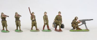 null QUIRALU. 

Réunion de dix-huit soldats , en aluminium peint, de l'armée française...