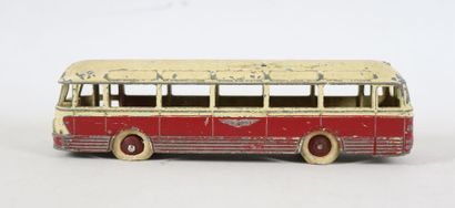 null DINKY TOYS. 

Réunion de quatre voitures et un bus, Dinky France au 1/43ème,...