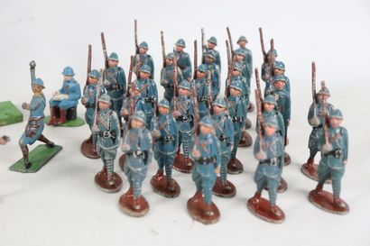 null QUIRALU. 

Réunion de trente-huit soldats en aluminium peint de la Première...
