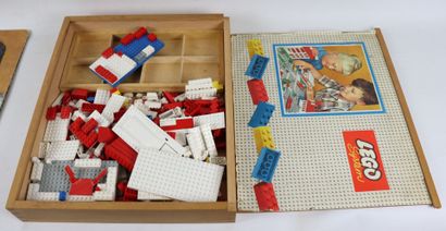 null LEGO System. 

Boîte à jeu de construction composés de rectangles emboitables,...