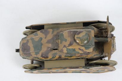 null Char d'assaut Renault en tôle lithographiée camouflage. 

Système à remontoir,...