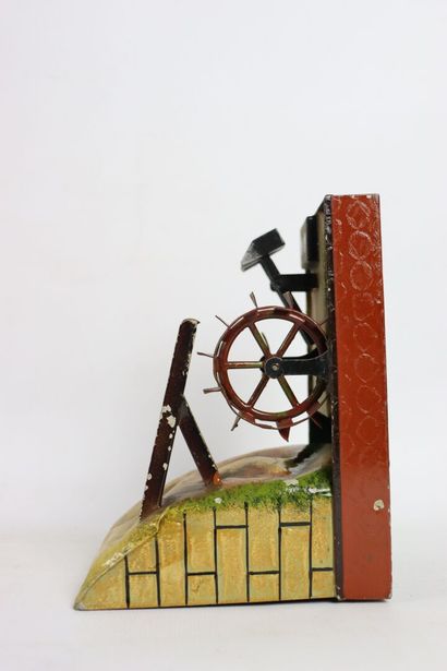 null Travail allemand.

Le moulin à eau, jouet mécanique en tôle peinte.

H_16,5...