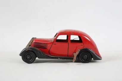 null C.I.J.

Renault berline Celta 4 en tôle laquée rouge et noir.

Moteur à ressort,...