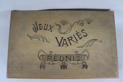 null JEUX VARIES REUNIS. 

Coffret en bois contenant de nombreux jeux de société,...