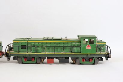 null Réunion de deux locomotives, repeintes.

L_21 cm L_35,5 cm