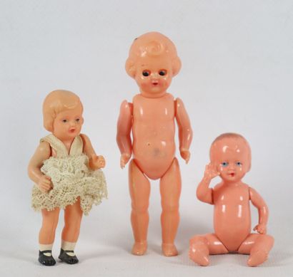 null Réunion de poupées et poupons en celluloïd, comprenant :

- quatre poupées,...