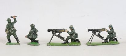 null QUIRALU. 

Suite de quatre soldats en aluminium peint, représentant des soldats...