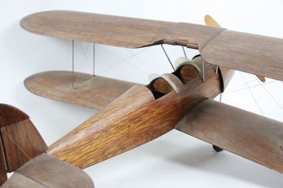 null Travail français des années 50.

Importante maquette en bois d'un avion biplan...