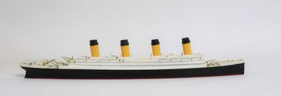null MERCATOR. 

Réunion de deux bateaux en plomb peint, comprenant :

- le Titanic,...