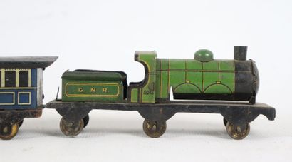 null Petit train, type peny toys, en tôle lithographiée comprenant un locomotive,...
