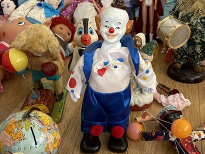 null Importante réunion de divers jouets dont poupées de tissus, jouets en bois,...