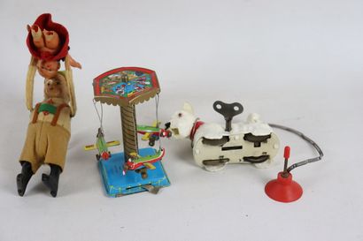 null Réunion de six jouets mécaniques comprenant :

- JOUSTRA le pêcheur,

- un manège,

-...