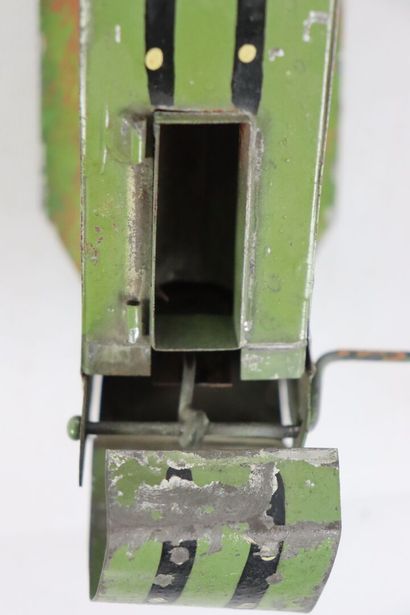 null Grand canon miniature à projectile en tôle peinte verte.

L_17 cm, manques et...