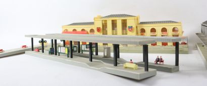 null Réunion de maquettes montées pour train HO, comprenant :

- une gare avec verrière,

-...