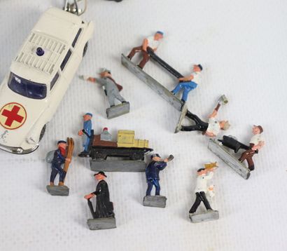 null Réunion de véhicules miniatures pour maquettes de train dont neuf personnages,...