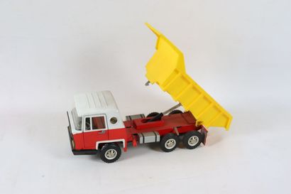 null JOUSTRA. 

Camion en tôle peinte avec benne basculante en plastique jaune. 

H_13...