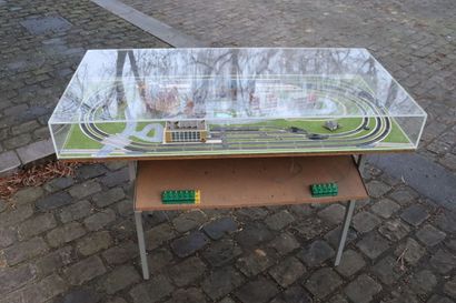 null 
NOGH ET VOLLMER.

Diorama d'un circuit de trains électrique sur table sous...