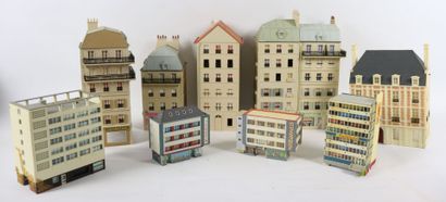 null Réunion de maquettes montées d'immeubles parisiens, comprenant :

- six immeubles...