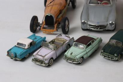 null Réunion de voitures miniatures, comprenant :

- BURAGO, deux voitures au 1/18ème,...
