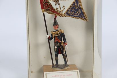 null CBG 1er Empire.

3 boites vitrine avec Drapeau des Marins de la Garde (1810),...