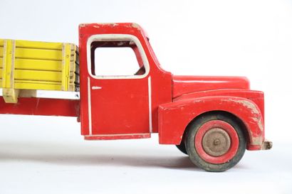 null Camion à trainer en bois peint rouge à benne basculante jaune. 

H_16 cm L_50...