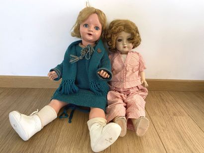 null Réunion de deux poupées en composition.

Elles portent respectivement une robe...