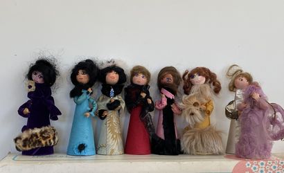 null Importante réunion de divers jouets dont poupées de tissus, jouets en bois,...