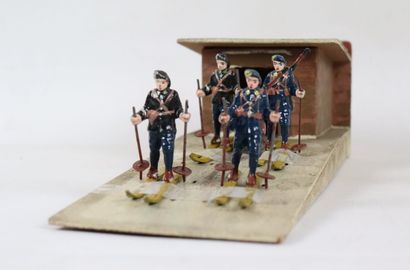 null Maquette figurant quatre chasseurs alpins en aluminium peint sortant d'un cabanon...