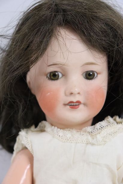 null UNIS, France. 

Réunion de deux poupées comprenant :

- poupée tête en porcelaine,...