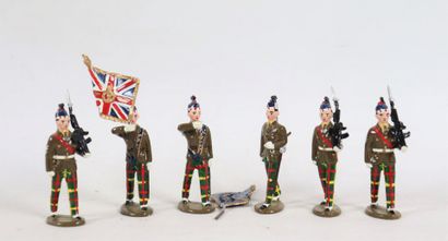 null Ensemble de six soldats britanniques, comprenant :

- deux portes étendards,

-...