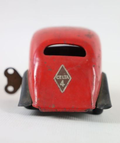 null C.I.J.

Renault berline Celta 4 en tôle laquée rouge et noir.

Moteur à ressort,...