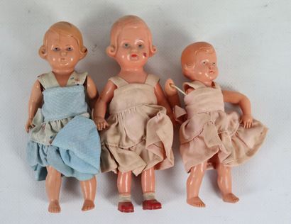 null Réunion de poupées et poupons en celluloïd, comprenant :

- quatre poupées,...